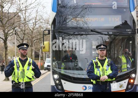 Manchester, Royaume-Uni. 27 mars 2021. Des centaines de manifestants sont descendus dans la rue pour une manifestation « tuer le projet de loi ». Les manifestants ont provoqué des heures de chaos dans la circulation autour du centre-ville en organisant des manifestations assis. Les bus sur Oxford Road ont dû être retournés et prendre d'autres itinéraires. En fin d'après-midi, la police s'est mise à l'arrêt, car les manifestants ont bloqué les lignes de tramway. Après des demandes de déménagement là où elles ont été ignorées, l'unité d'aide tactique de la police a emménagé et a saisi plusieurs des manifestants. Plusieurs arrestations ont été effectuées. Manchester, Royaume-Uni. Credit: Barbara Cook/Alay Live News Banque D'Images