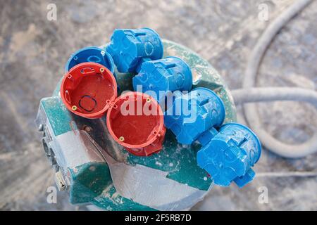 Un jeu d'inserts en plastique pour prises rouges et bleues. Aspirateur de construction Banque D'Images