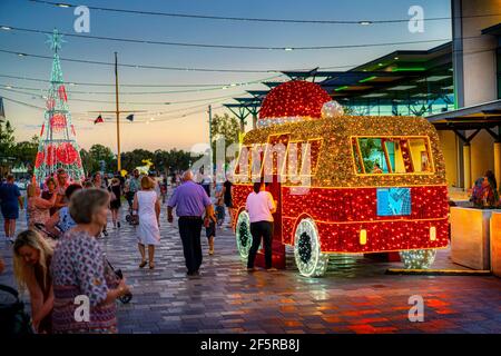 Bus rouge de lumières de Noël décorant l'estran à Mandurah, Australie occidentale. Banque D'Images