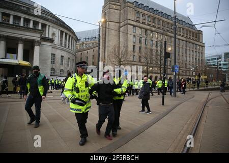 Manchester, Royaume-Uni. 27 mars 2021. Des centaines de manifestants sont descendus dans la rue pour une manifestation « tuer le projet de loi ». Les manifestants ont provoqué des heures de chaos dans la circulation autour du centre-ville en organisant des manifestations assis. Les bus sur Oxford Road ont dû être retournés et prendre d'autres itinéraires. En fin d'après-midi, la police s'est mise à l'arrêt, car les manifestants ont bloqué les lignes de tramway. Après des demandes de déménagement là où elles ont été ignorées, l'unité d'aide tactique de la police a emménagé et a saisi plusieurs des manifestants. Plusieurs arrestations ont été effectuées. Manchester, Royaume-Uni. Credit: Barbara Cook/Alay Live News Banque D'Images