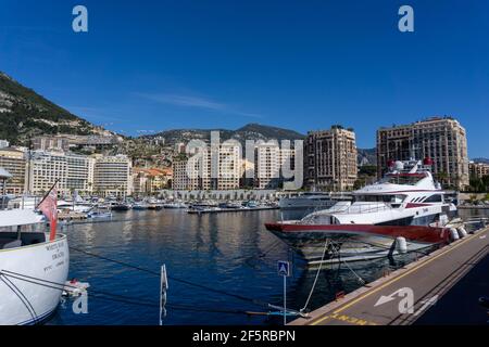 Monaco, Monaco - 17 mars 2021 : Yachts de luxe dans le port de Cap d'ail et panorama urbain de Monaco en arrière-plan Banque D'Images