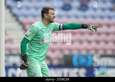 Wigan, Royaume-Uni. 27 mars 2021. Jamie Jones #1 de Wigan Athletic Shouts instructions pendant le match à Wigan, Royaume-Uni le 3/27/2021. (Photo de Simon Whitehead/News Images/Sipa USA) crédit: SIPA USA/Alay Live News Banque D'Images