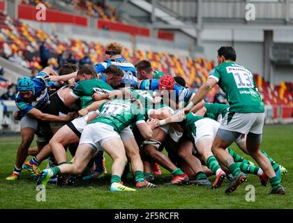 Brentford Community Stadium, Londres, Royaume-Uni. 27 mars 2021. Gallagher Premiership Rugby, London Irish versus Bath; London Irish and Bath joueurs pendant la mêlée Credit: Action plus Sports/Alay Live News Banque D'Images