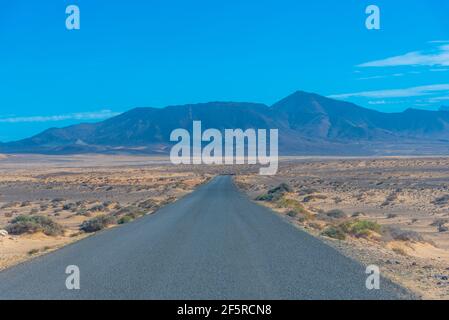 Route traversant la péninsule de Jandia à Fuerteventura, îles Canaries, Espagne. Banque D'Images