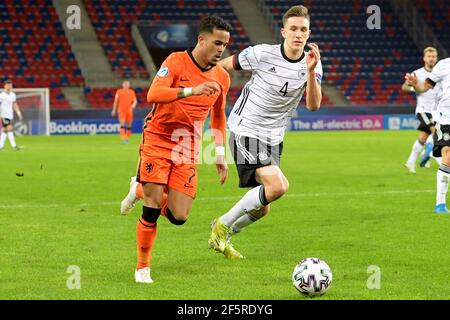 Szekesfehervar, Hongrie. 27 mars 2021. SZEKESFEHERVAR, HONGRIE - MARS 27: Justin Kluivert des pays-Bas U21, Nico Schlotterbeck de l'Allemagne U21 lors de l'UEFA moins de 21 Euro Championnat Group Stage match entre l'Allemagne U21 et les pays-Bas U21 à mol Arena Sosto le 27 mars 2021 à Szekesfehervar, Hongrie (Photo de Gerrit van Keulen/Orange Pictures)*** Légende locale *** Justin Kluivert, Nico Schlotterbeck crédit: Orange pics BV/Alay Live News Banque D'Images