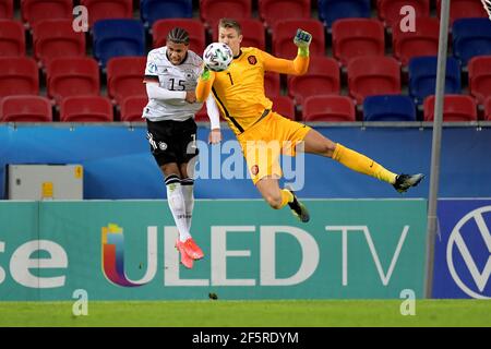 Szekesfehervar, Hongrie. 27 mars 2021. SZEKESFEHERVAR, HONGRIE - MARS 27: Ismail Jacobs de l'Allemagne U21, gardien de but Kjell Scherpen des pays-Bas U21 pendant l'UEFA moins de 21 Euro Championnat Group Stage match entre l'Allemagne U21 et les pays-Bas U21 à mol Arena Sosto le 27 mars 2021 à Szekesfehervar, Hongrie (Photo de Gerrit van Keulen/Orange Pictures)*** Légende locale *** Ismail Jacobs, Kjell Scherpen crédit: Orange pics BV/Alay Live News Banque D'Images