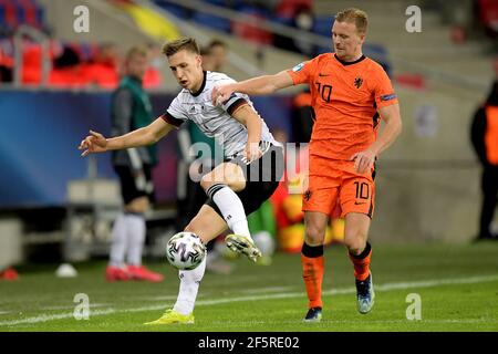 Szekesfehervar, Hongrie. 27 mars 2021. SZEKESFEHERVAR, HONGRIE - MARS 27: Nico Schlotterbeck d'Allemagne U21, Dani de Wit des pays-Bas U21 lors de l'UEFA moins de 21 Euro Championnat Group Stage match entre l'Allemagne U21 et les pays-Bas U21 à mol Arena Sosto le 27 mars 2021 à Szekesfehervar, Hongrie (Photo de Gerrit van Keulen/Orange Pictures)*** Légende locale *** Nico Schlotterbeck, Dani de Wit crédit: Orange pics BV/Alay Live News Banque D'Images