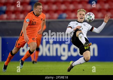 Szekesfehervar, Hongrie. 27 mars 2021. SZEKESFEHERVAR, HONGRIE - MARS 27: Dani de Wit des pays-Bas U21, Amos Pieper de l'Allemagne U21 lors de l'UEFA moins de 21 Euro Championship Group Stage match entre l'Allemagne U21 et les pays-Bas U21 à mol Arena Sosto le 27 mars 2021 à Szekesfehervar, Hongrie (Photo de Gerrit van Keulen/Orange Pictures)*** Légende locale *** Dani de Wit, Amos Pieper crédit: Orange pics BV/Alay Live News Banque D'Images