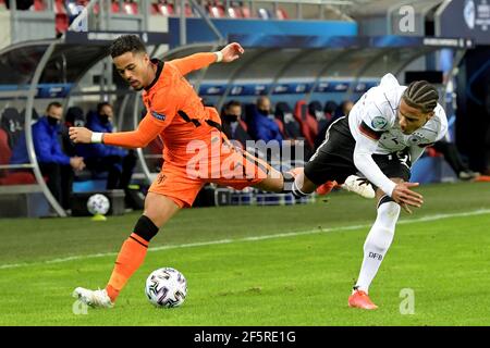 Szekesfehervar, Hongrie. 27 mars 2021. SZEKESFEHERVAR, HONGRIE - MARS 27: Justin Kluivert des pays-Bas U21, Ismail Jacobs de l'Allemagne U21 lors de l'UEFA moins de 21 Euro Championnat Group Stage match entre l'Allemagne U21 et les pays-Bas U21 à mol Arena Sosto le 27 mars 2021 à Szekesfehervar, Hongrie (Photo de Gerrit van Keulen/Orange Pictures)*** Légende locale *** Justin Kluivert, Ismail Jacobs crédit: Orange pics BV/Alay Live News Banque D'Images