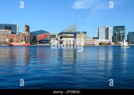 Les bâtiments bordant le port intérieur de Baltimore réfléchissent dans l'eau lors d'une journée d'hiver calme à Baltimore, Maryland, États-Unis Banque D'Images