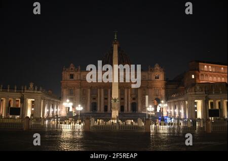 Vatikanstadt, Vatican. 27 mars 2021. Les lumières de la basilique et de l'obélisque sur la place Saint-Pierre sont éteintées pendant l'heure de la Terre. Avec l'« heure de la Terre », l'organisation de protection de l'environnement du Fonds mondial pour la nature (WWF) veut donner l'exemple pour la protection du climat et de l'environnement. Credit: Johannes Neudecker/dpa/Alamy Live News Banque D'Images