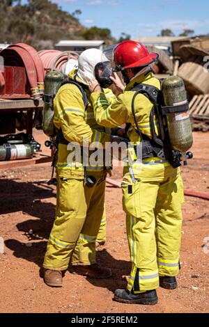 Équipe d'intervention d'urgence en cas de mines préparant un appareil respiratoire pour effectuer des exercices de lutte contre les incendies et de sauvetage des victimes dans les zones d'incendie. Banque D'Images