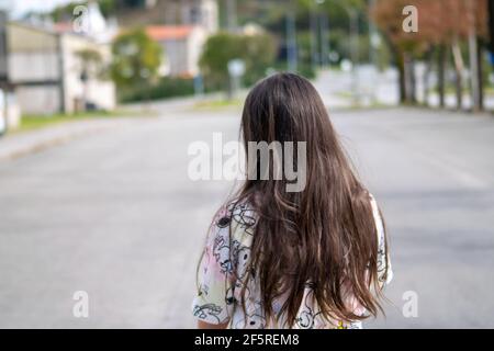 Jeunes filles kai tai vêtements et cheveux longs marchant. Enfants jour vie sans école. Banque D'Images