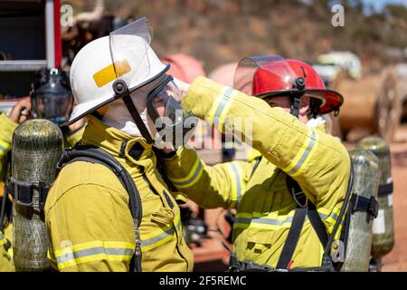 Équipe d'intervention d'urgence en cas de mines préparant un appareil respiratoire pour effectuer des exercices de lutte contre les incendies et de sauvetage des victimes dans les zones d'incendie. Banque D'Images