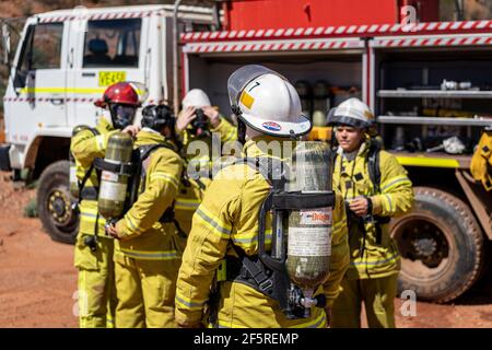 Équipe d'intervention d'urgence en cas de mines préparant un appareil respiratoire pour effectuer des exercices de lutte contre les incendies et de sauvetage des victimes dans les zones d'incendie. Banque D'Images