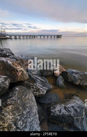 Coucher de soleil sur le Chesapeake à Downs Park, jetée de pêche dans le Maryland, États-Unis Banque D'Images