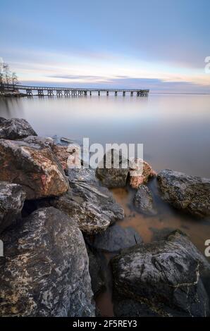 Coucher de soleil sur le Chesapeake à Downs Park, jetée de pêche dans le Maryland, États-Unis Banque D'Images