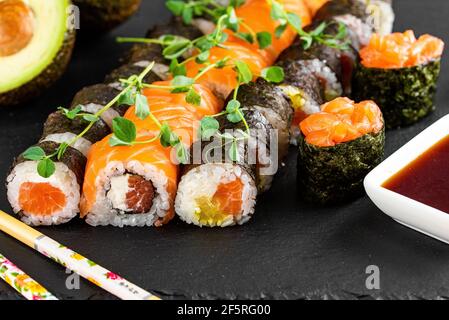 sushi japonais sur une assiette Banque D'Images
