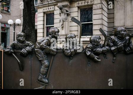 Statues à l'extérieur du Temple de la renommée du hockey à Toronto Banque D'Images