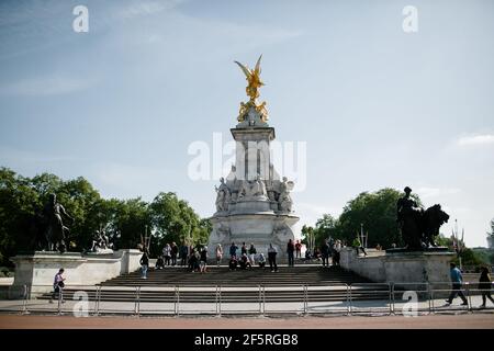 Queen Victoria Memorial à l'extérieur de Buckingham Palace Banque D'Images