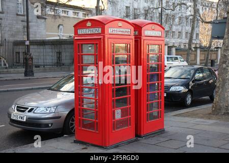 Les stands emblématiques de Red public Telephone sur London Street Banque D'Images