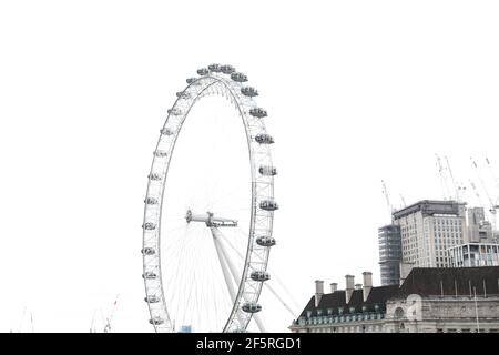 Vue sur le London Eye et les bâtiments le long de la Queens Walk Banque D'Images