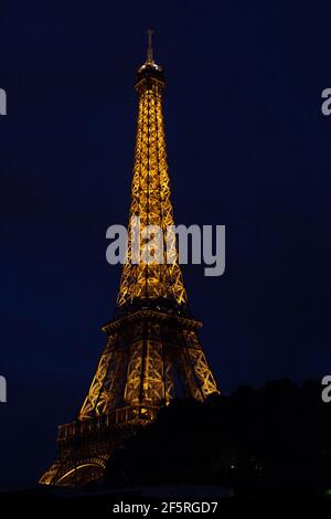 Vue emblématique de la Tour Eiffel illuminée la nuit à partir de La Seine Banque D'Images