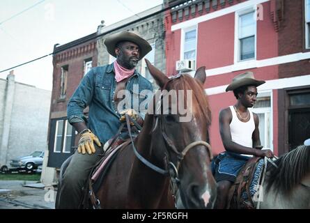 DATE DE SORTIE: 2 avril 2021 TITRE: Concrete Cowboy STUDIO: DIRECTOR: Ricky Staub PLOT: Un adolescent découvre le monde de l'équitation urbaine quand il se déplace avec son ancien père dans le nord de Philadelphie. AVEC: IDRIS ELBA comme Harp, CALEB MCLAUGHLIN comme Cole. (Image de crédit : © /Entertainment Pictures) Banque D'Images