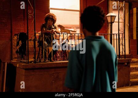 DATE DE SORTIE: 2 avril 2021 TITRE: Concrete Cowboy STUDIO: DIRECTOR: Ricky Staub PLOT: Un adolescent découvre le monde de l'équitation urbaine quand il se déplace avec son ancien père dans le nord de Philadelphie. AVEC: LORRAINE TOUSSAINT comme Nessi, CALEB MCLAUGHLIN comme Cole. (Image de crédit : © /Entertainment Pictures) Banque D'Images