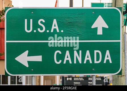 Panneau vert et blanc pour le passage frontalier pour les États-Unis et le Canada à Huntingdon, en Colombie-Britannique, à l'approche de la station d'immigration jusqu'à la frontière internationale Banque D'Images