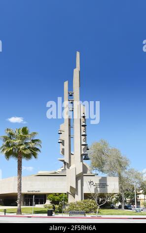 PASADENA, CALIFORNIE - 26 MARS 2021 : Sanctuaire et tour de cloche à l'église presbytérienne de Pasadena, sur le boulevard Colorado. Banque D'Images