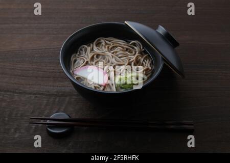 Nouilles de sarrasin de soba japonaises isolées sur une table en bois Banque D'Images