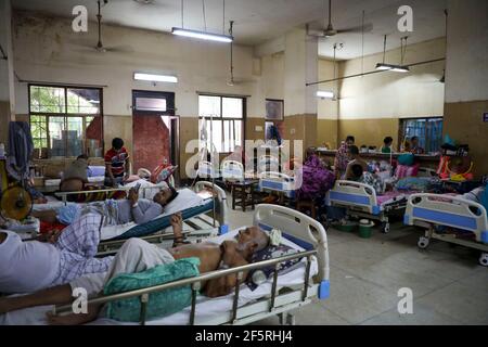Patients atteints de dengue virale transmise par les moustiques à l'hôpital du Shaheed Suhrawardy Medical College de Dhaka. Bangladesh Banque D'Images