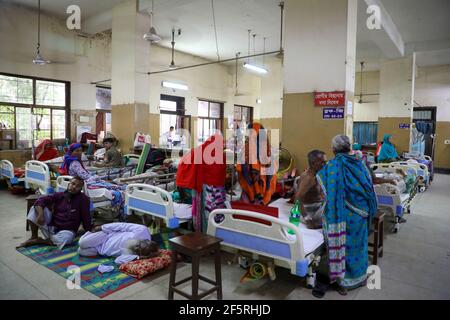 Patients atteints de dengue virale transmise par les moustiques à l'hôpital du Shaheed Suhrawardy Medical College de Dhaka. Bangladesh Banque D'Images