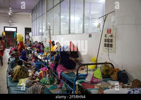 Les patients atteints de dengue se trouvent sur le sol à l'hôpital du Shaheed Suhrawardy Medical College. Dhaka, Bangladesh. Banque D'Images