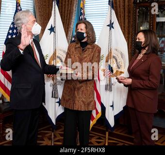 Le vice-président américain Kamala Harris, à droite, interprète une cérémonie d'assermentation du directeur de la CIA William Burns, à gauche, comme son épouse Lisa Carty, détient la bible au bureau de cérémonie dans l'immeuble du bureau exécutif Eisenhower à la Maison Blanche le 23 mars 2021 à Washington, DC. Banque D'Images