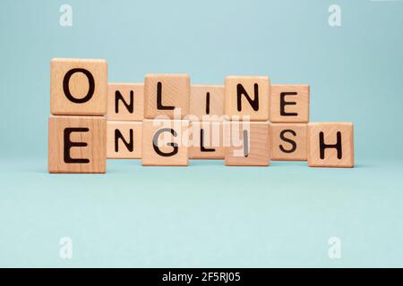 Word Online lettres anglais blocs jouets cubes. Parler anglais cours en ligne icône blocs de bois concept tutorat en langue étrangère. Apprentissage en ligne Banque D'Images