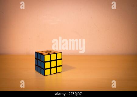 Gros plan d'un cube de Rubik sur une table en bois Banque D'Images