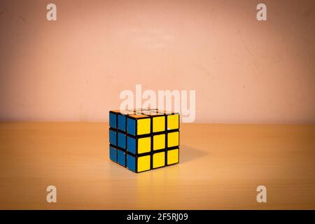 Gros plan d'un cube de Rubik sur une table en bois Banque D'Images