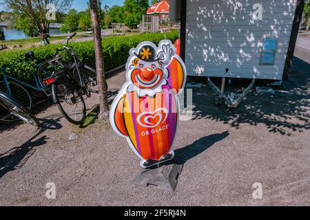 Umea, Suède 9 juin 2020: 'GB-gubben', la mascotte de la société Ice Cream se tenant sur le côté d'un kiosque blanc pour l'attraction des clients, jour ensoleillé d'été Banque D'Images