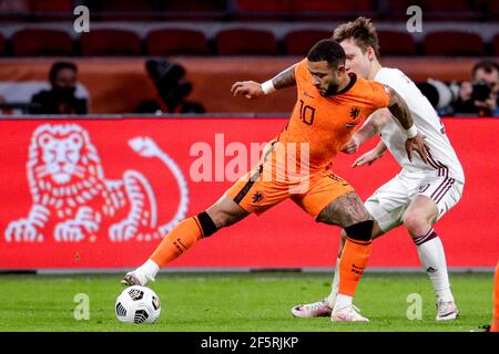AMSTERDAM, PAYS-BAS - MARS 27: Memphis Depay des pays-Bas, Janis Ikunieks de Lettonie pendant la coupe du monde de la FIFA 2022 Qatar qualifier match be Banque D'Images