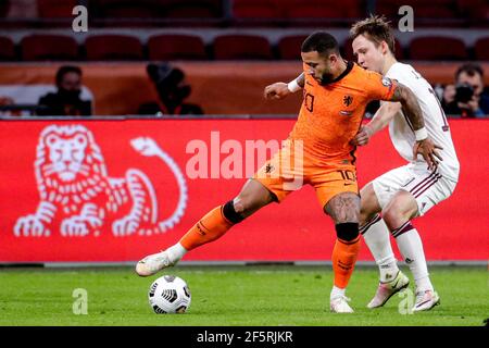 AMSTERDAM, PAYS-BAS - MARS 27: Memphis Depay des pays-Bas, Janis Ikunieks de Lettonie pendant la coupe du monde de la FIFA 2022 Qatar qualifier match be Banque D'Images
