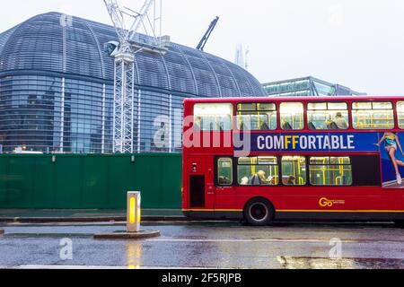 Bus londonien avec affiche COMFORTABLE, conduit sur London Cannons Street à l'extérieur de London walbrook Building, Angleterre Banque D'Images