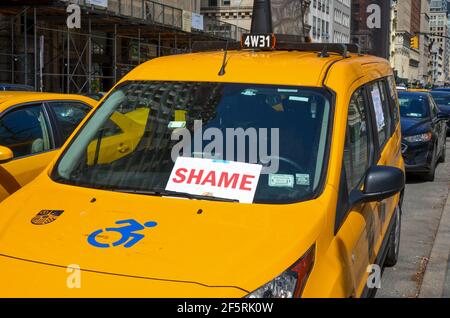 New York, États-Unis. 27 mars 2021. Des centaines de propriétaires de taxis de la ville de New York se sont réunis devant l'hôtel de ville pour demander au maire Bill de Blasio de soutenir le plan du chauffeur pour aider les conducteurs à vivre leur vie sans dette le 27 mars 2021 à New York. (Photo de Ryan Rahman/Pacific Press) crédit: Pacific Press Media production Corp./Alay Live News Banque D'Images