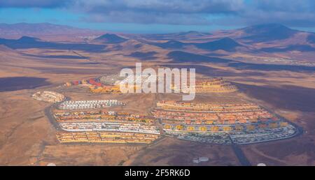 Vue aérienne des appartements de vacances à Puerto del Rosario, Fuerteventura, îles Canaries, Espagne. Banque D'Images
