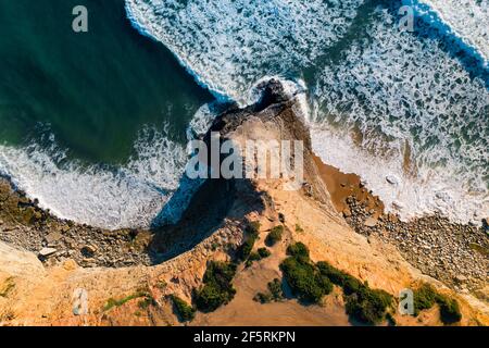 Vue aérienne de drone sur la magnifique côte atlantique et la falaise de Praia de Ribeira d'Ilhas à Ericeira, Portugal Banque D'Images