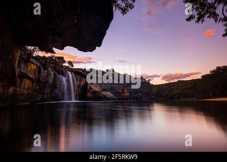 Vue sur la cascade et le ruisseau de Wattamolla au coucher du soleil Banque D'Images