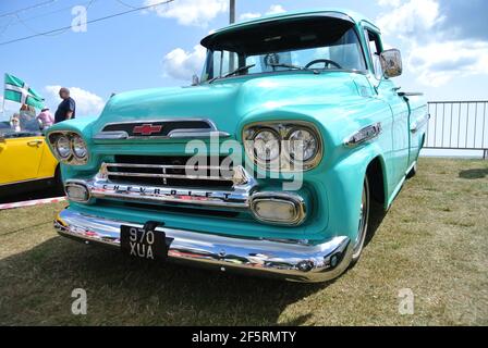 Une Chevrolet GMC 1959 pickup Apache sans rouler sur l'affichage à l'English Riviera Classic Car Show, Paignton, Devon, Angleterre. UK. Banque D'Images