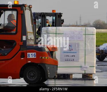 Tachkent, Ouzbékistan. 27 mars 2021. Les travailleurs transfèrent les vaccins COVID-19 à l'aéroport international de Tachkent, à Tachkent (Ouzbékistan), le 27 mars 2021. Le premier lot de vaccins chinois contre le coronavirus est arrivé samedi en Ouzbékistan. Credit: Zafar Khalilov/Xinhua/Alamy Live News Banque D'Images