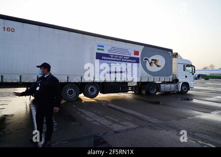 Tachkent, Ouzbékistan. 27 mars 2021. Le 27 mars 2021, un camion transporte les vaccins COVID-19 à l'aéroport international de Tachkent, à Tachkent (Ouzbékistan). Le premier lot de vaccins chinois contre le coronavirus est arrivé samedi en Ouzbékistan. Credit: Zafar Khalilov/Xinhua/Alamy Live News Banque D'Images